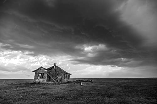Принт снимка на страната (без рамка) е Черно-бяла фотография Изоставена господарска къща Под грозовыми облаците в