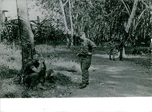 Реколта снимка на войници на почивка около дървета във Виетнам.