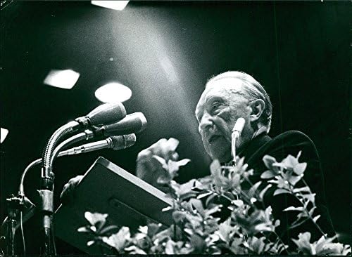 Реколта снимка на Конрад Аденауэра, говорител реч.