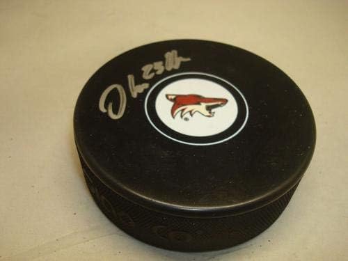 Оливър Экман-Ларсон подписа хокей шайба Аризона Койотс с автограф от 1D - за Миене на НХЛ с автограф