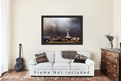 Снимка на нефтени находища Печат (без рамка) Изображение на гръмотевична буря, преминаваща за сондиране в бурното ден в Оклахома