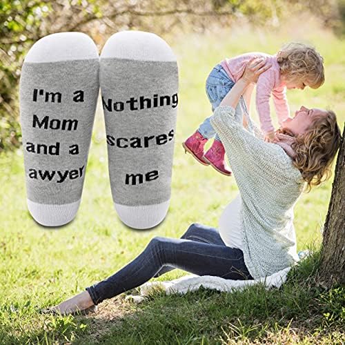 LEVLO Подарък за мама Адвокат, Аз съм майка И Адвокат на Мен Нищо Не Плаши Чорапи Подарък за Деня на Майката Подарък за бала
