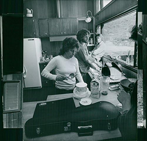 Реколта снимка на жената, предоставяща млечен коктейл в кухнята, с нея тримата мъже.- 1962
