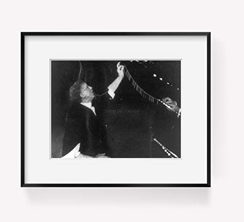 БЕЗКРАЙНИ СНИМКИ прибл. 1915 Снимка на Худини, изпълняващ трик с продеванием конец в восточноиндийскую игла Теми: Худини, Ха