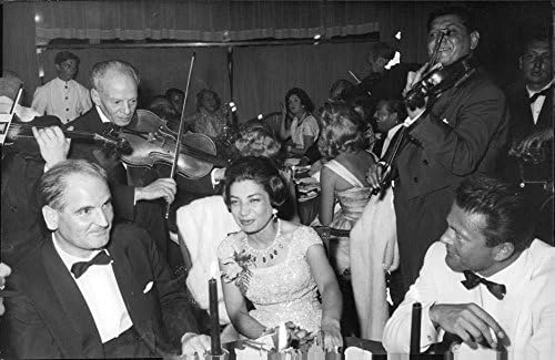 Реколта снимка на принцеса Ашраф Пахлави на парти в Кан, музикантите са на заден план.