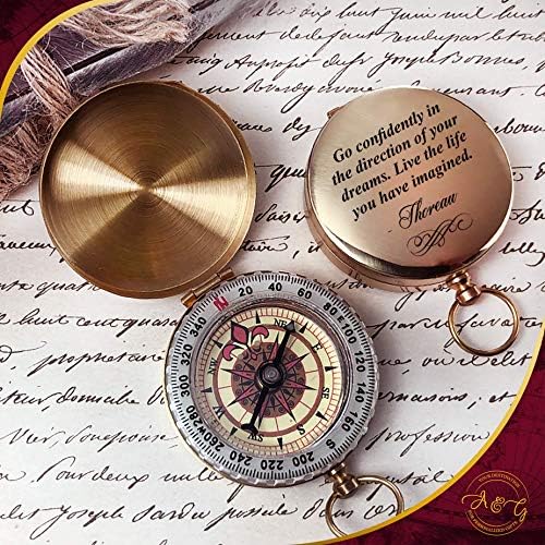 Джобен компас с надпис - Компас с Вдъхновяващ цитат от Торо - Подарък за абитуриентски бал, Годишнина, Кръщене, пенсиониране
