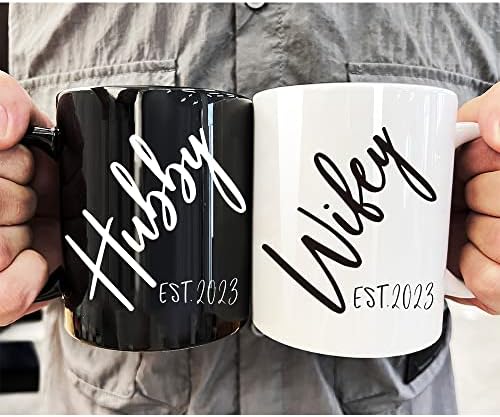 Набор от Кафе на Steins Hubby & Wifey EST 2023, Уникални Комплекти Кафе Чаши За двойки, Подарък за Участието, Сватба, Годишнина от Сватба на Младоженци, Подарък за Годишнина за Не